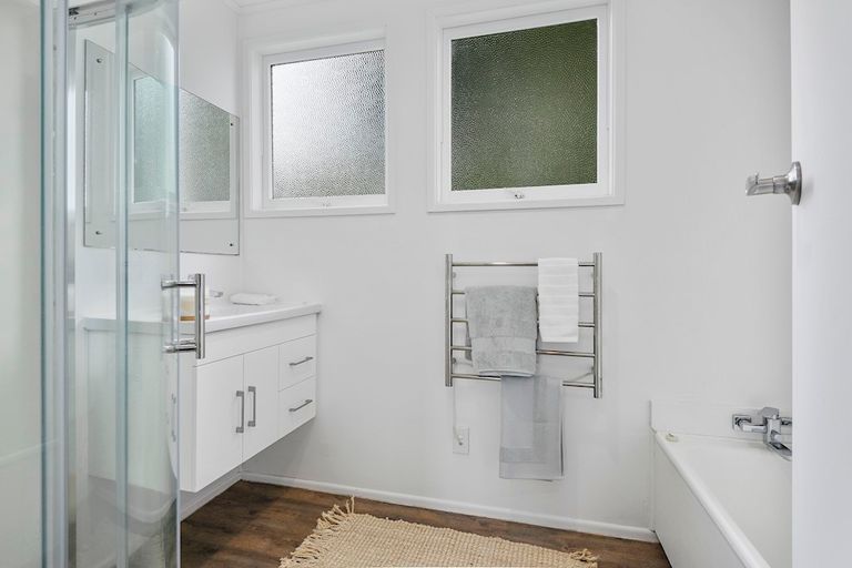 Photo of property in 27 Wallace Road, Mangere Bridge, Auckland, 2022