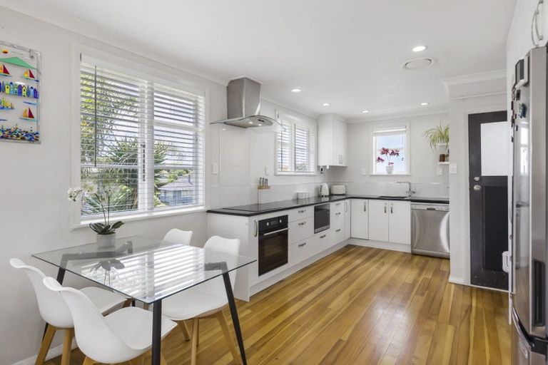 Photo of property in 18 Inglewood Street, Wai O Taiki Bay, Auckland, 1072