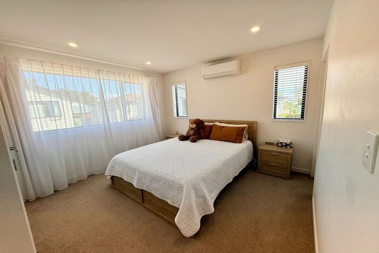 Photo of property in 9 Korowha Place, New Lynn, Auckland, 0600