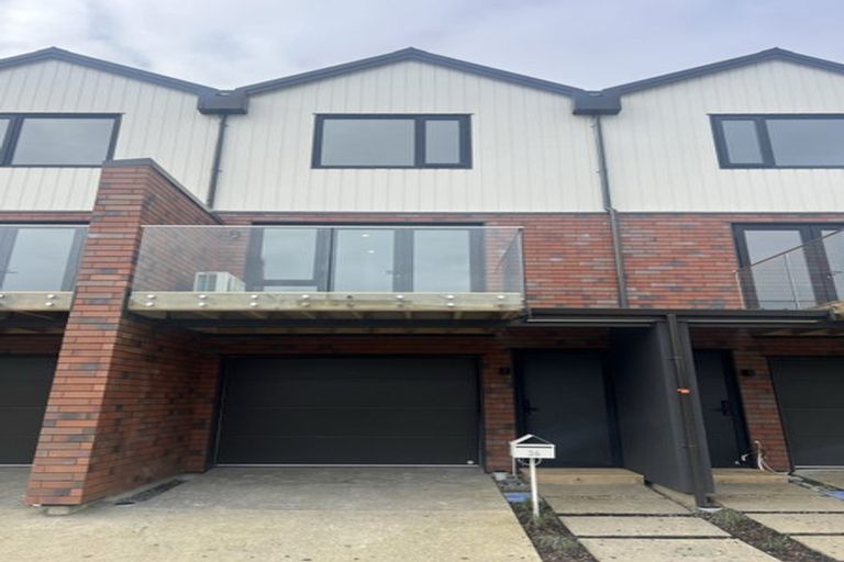 Photo of property in 14 Te Puketoka Lane, Mangere, Auckland, 2022