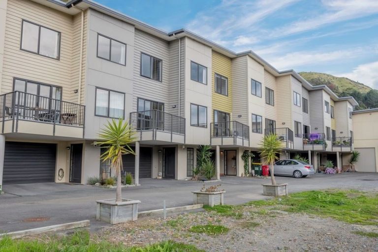 Photo of property in Te Kakariki Apartments, 7/8 Wellington Road, Paekakariki, 5034