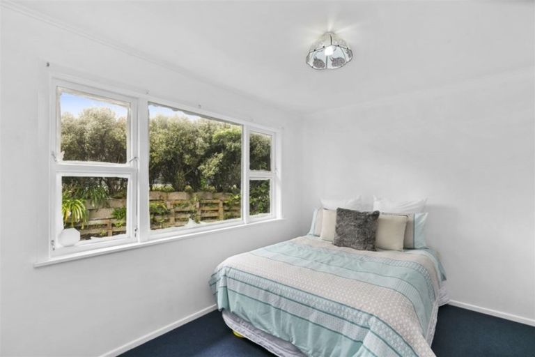 Photo of property in 25 Brooker Grove, Newlands, Wellington, 6037