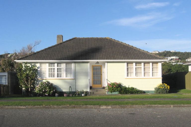 Photo of property in 37 Kapiti Crescent, Titahi Bay, Porirua, 5022