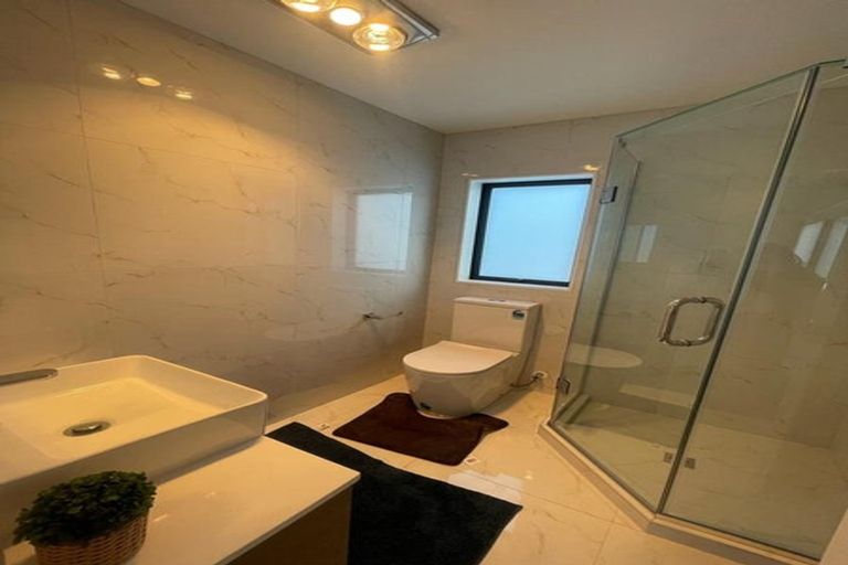 Photo of property in 2 Seaside Place, Pakuranga, Auckland, 2010