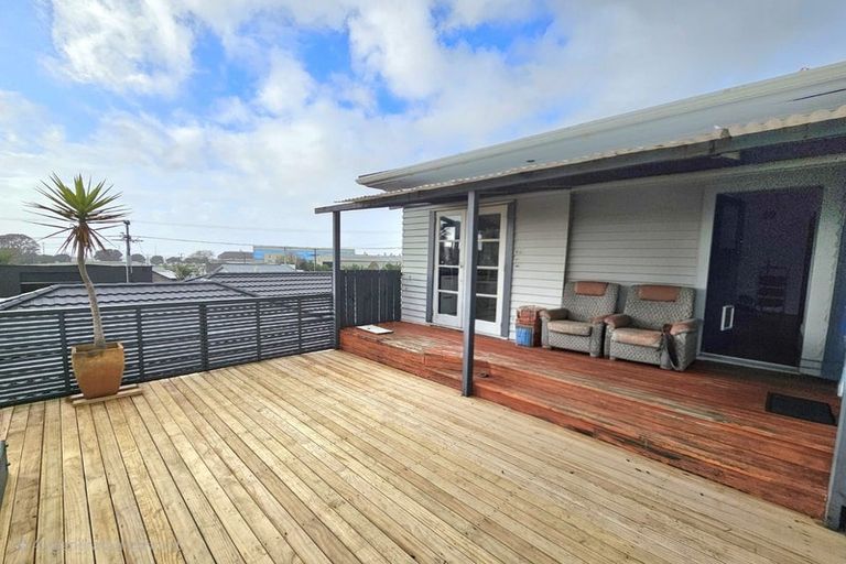 Photo of property in 40 Pioneer Road, Moturoa, New Plymouth, 4310