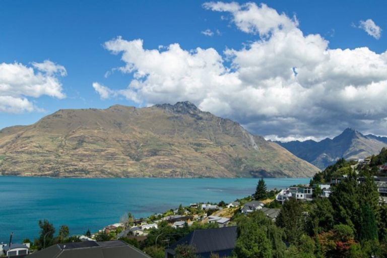 Photo of property in 7a Cameron Place, Fernhill, Queenstown, 9300