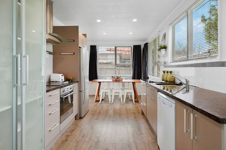 Photo of property in 27 Wallace Road, Mangere Bridge, Auckland, 2022