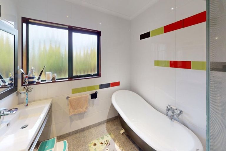 Photo of property in 24 Cashmere Drive, Fitzherbert, Palmerston North, 4410