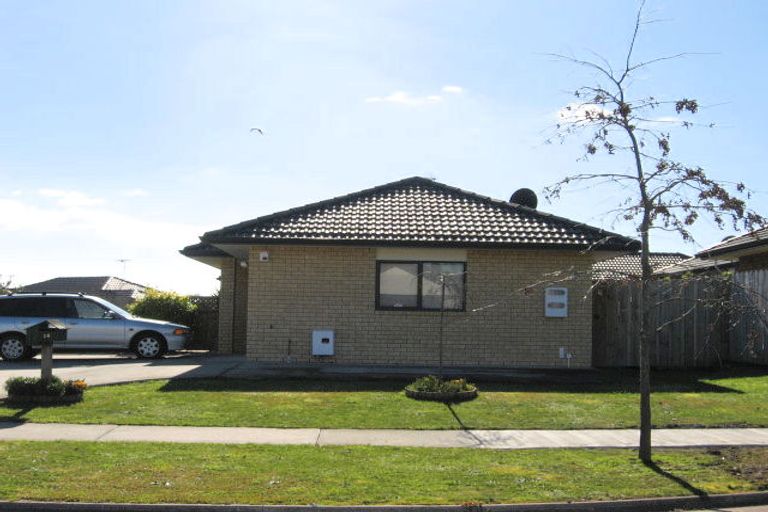 Photo of property in 16 Carisbrook Crescent, Papakura, 2110