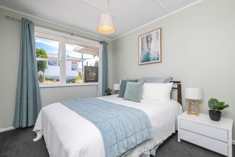 Photo of property in 58 Catherine Crescent, Paparangi, Wellington, 6037