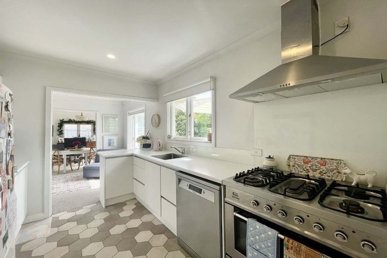 Photo of property in 57 Paynters Avenue, Strandon, New Plymouth, 4312