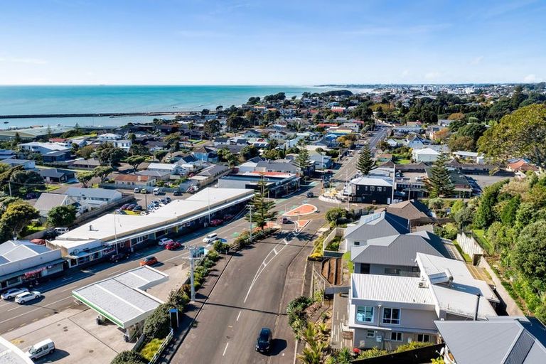 Photo of property in 5 South Road, Moturoa, New Plymouth, 4310