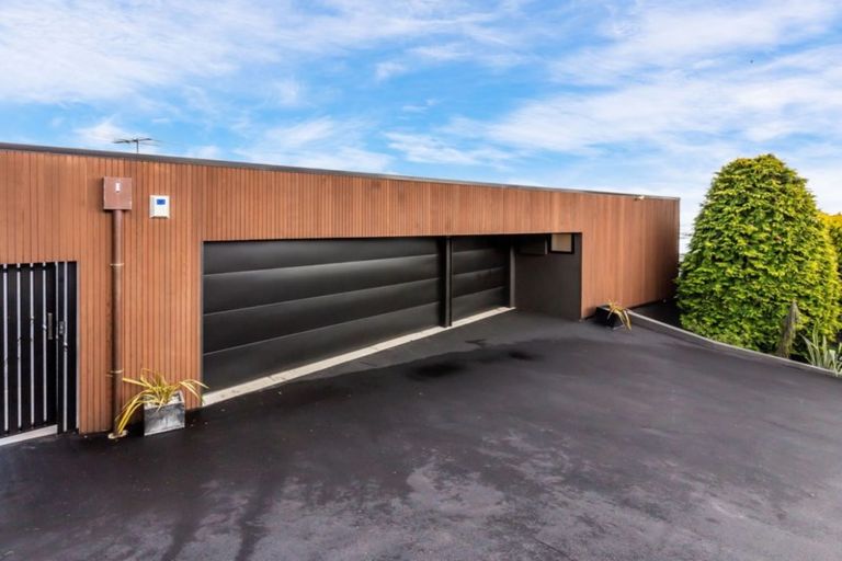 Photo of property in 9 Inverness Lane, Redcliffs, Christchurch, 8081