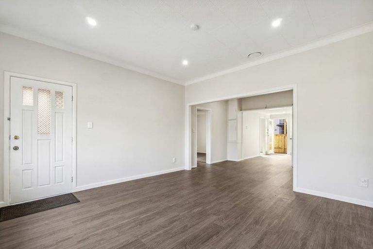 Photo of property in 22 Ranfurly Road, Papatoetoe, Auckland, 2104