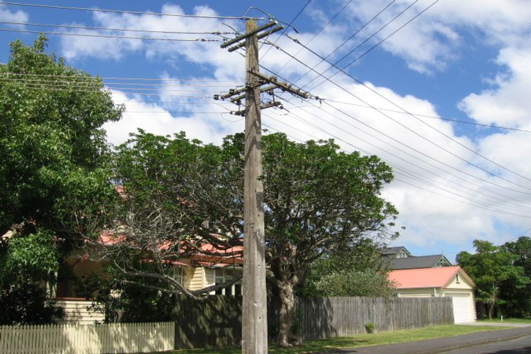 Photo of property in 28 Glen Road, Stanley Point, Auckland, 0624