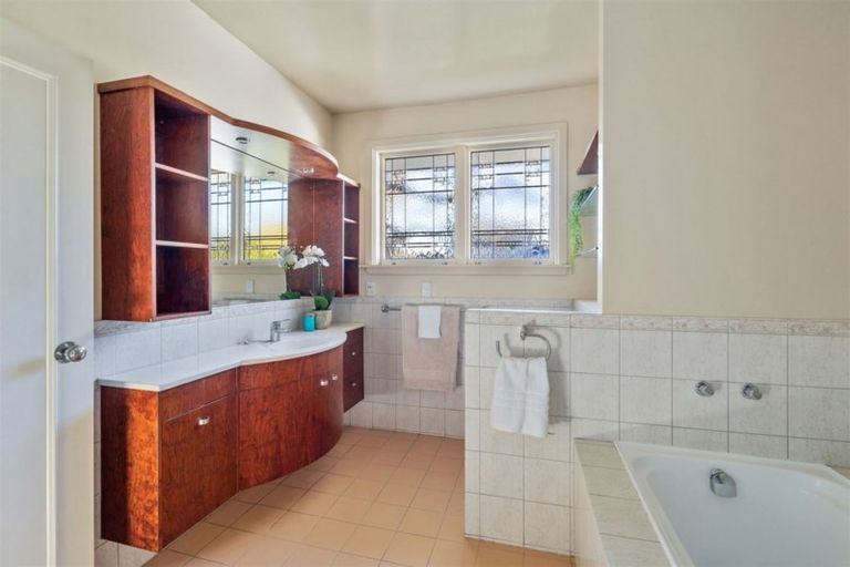 Photo of property in 147 Straven Road, Fendalton, Christchurch, 8014