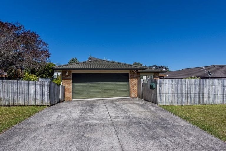 Photo of property in 2a Renata Crescent, Te Atatu Peninsula, Auckland, 0610