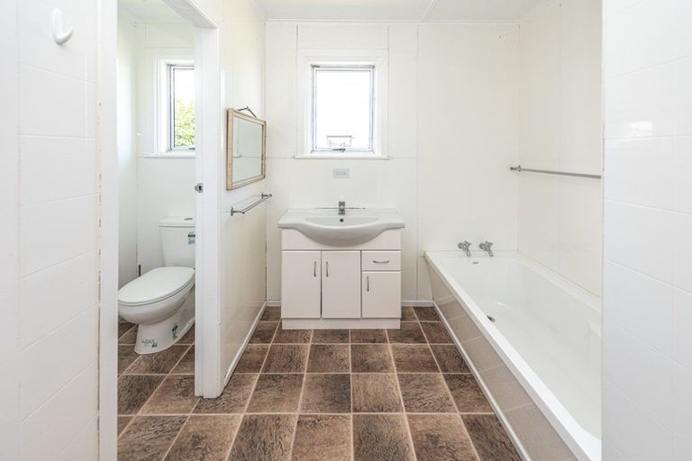 Photo of property in 19 Hussey Street, Waverley, 4510