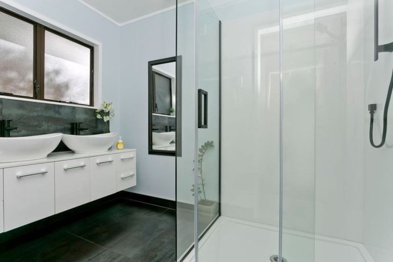 Photo of property in 2/59a Target Road, Totara Vale, Auckland, 0629