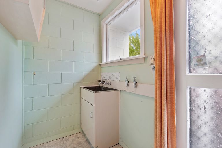 Photo of property in 2/43 Prestons Road, Redwood, Christchurch, 8051