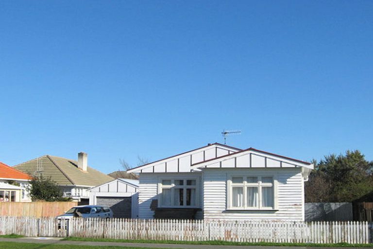 Photo of property in 1 Queenwood Road, Levin, 5510