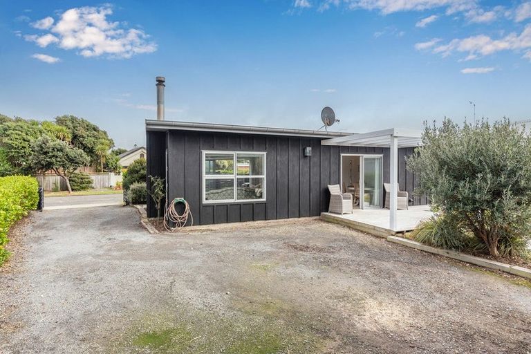 Photo of property in 6 Olliver Grove, Waikanae Beach, Waikanae, 5036
