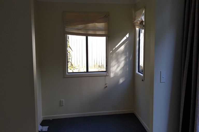 Photo of property in 152a Newlands Road, Newlands, Wellington, 6037