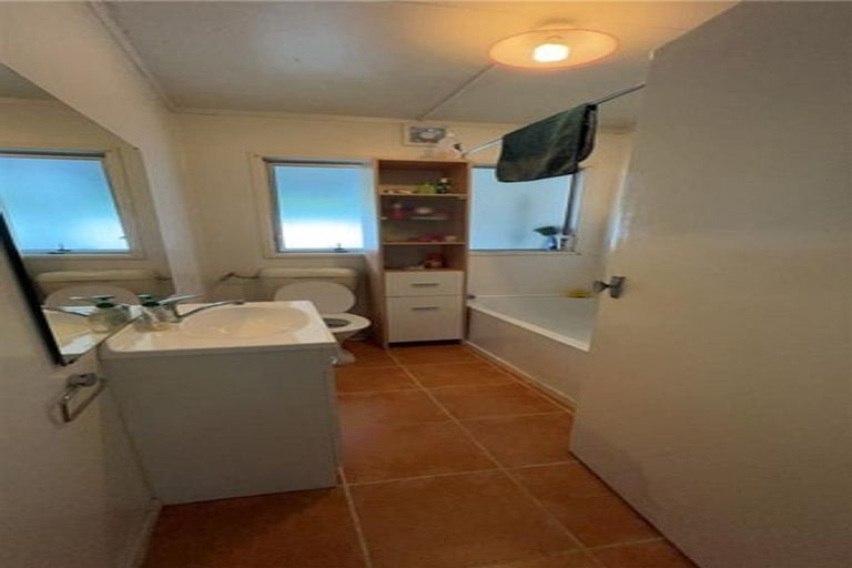 Photo of property in 2/17 Cresta Avenue, Beach Haven, Auckland, 0626
