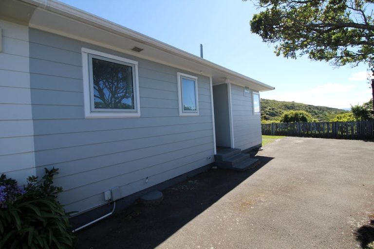 Photo of property in 14b Bayswater Place, Newlands, Wellington, 6037