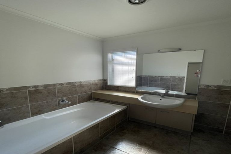 Photo of property in 1 Pepperdine Place, Albany, Auckland, 0632