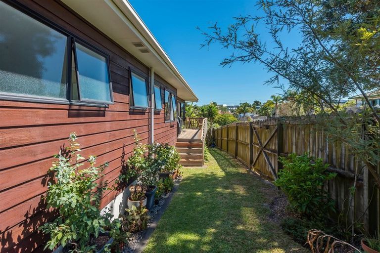Photo of property in 2/1 Bass Street, West Harbour, Auckland, 0618