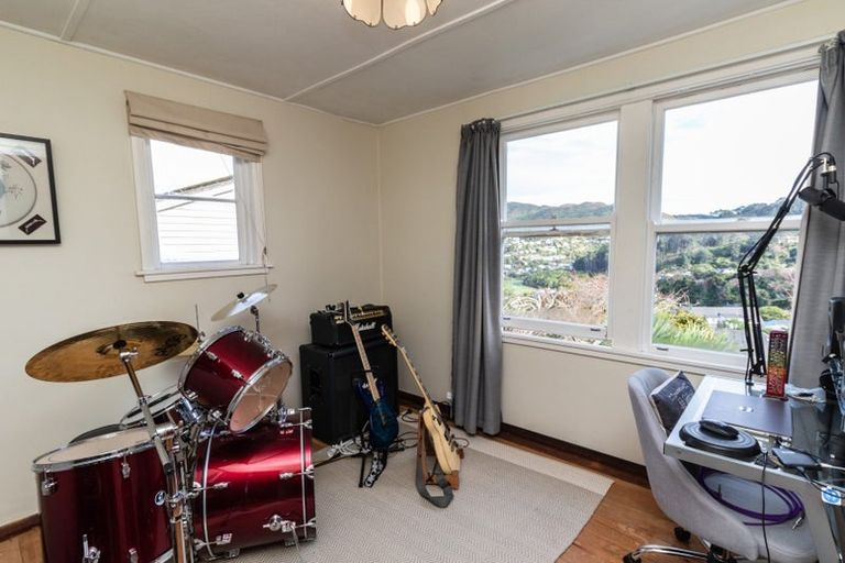 Photo of property in 6 Montgomery Avenue, Karori, Wellington, 6012