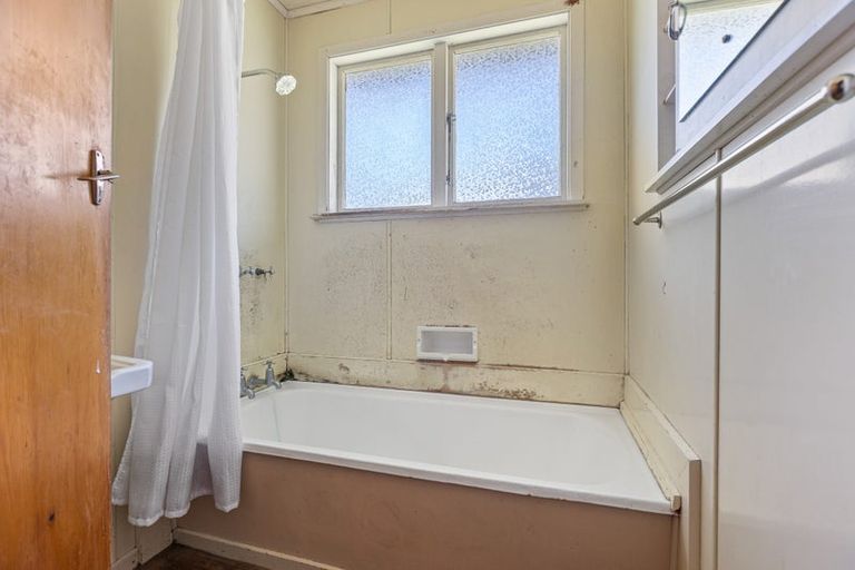 Photo of property in 28 Whakawhiti Street, Marfell, New Plymouth, 4310