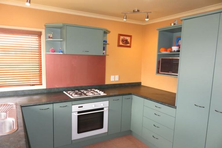 Photo of property in 12 Domett Street, Newlands, Wellington, 6037