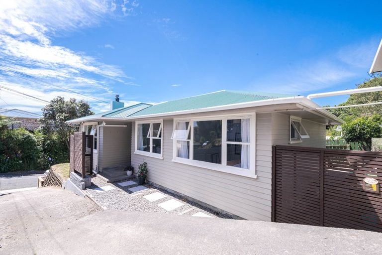 Photo of property in 58 Catherine Crescent, Paparangi, Wellington, 6037