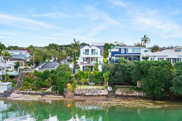 Photo of property in 1 Bangor Street, Point Chevalier, Auckland, 1022