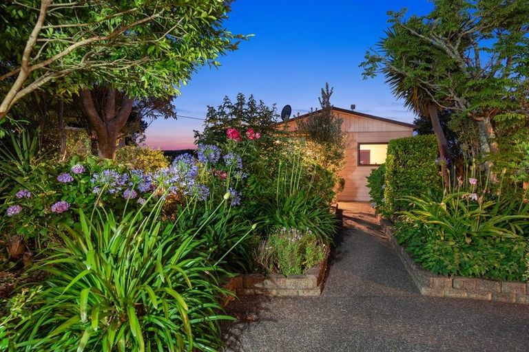 Photo of property in 723 Waitakere Road, Kumeu, 0891