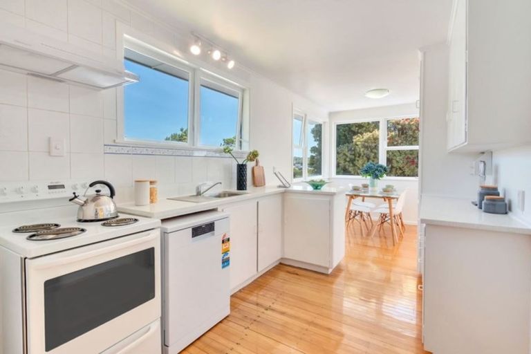 Photo of property in 66 Bond Crescent, Forrest Hill, Auckland, 0620