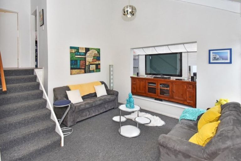 Photo of property in 10 Harford Place, Pakuranga Heights, Auckland, 2010