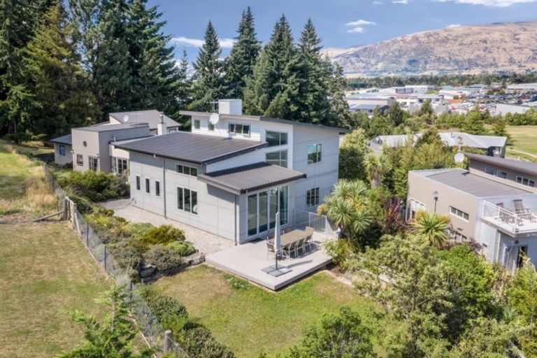 Photo of property in 9 Trevathan Lane, Wanaka, 9305