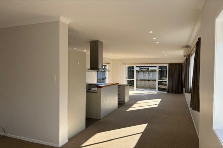 Photo of property in 18 Queens Road, Glen Avon, New Plymouth, 4312