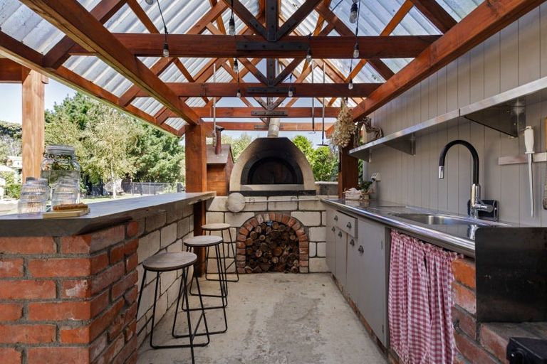 Photo of property in 33 Royal Oak Drive, Kelvin Grove, Palmerston North, 4414