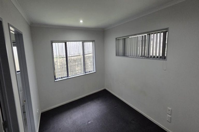 Photo of property in 33 Edgewood Way, Henderson, Auckland, 0612