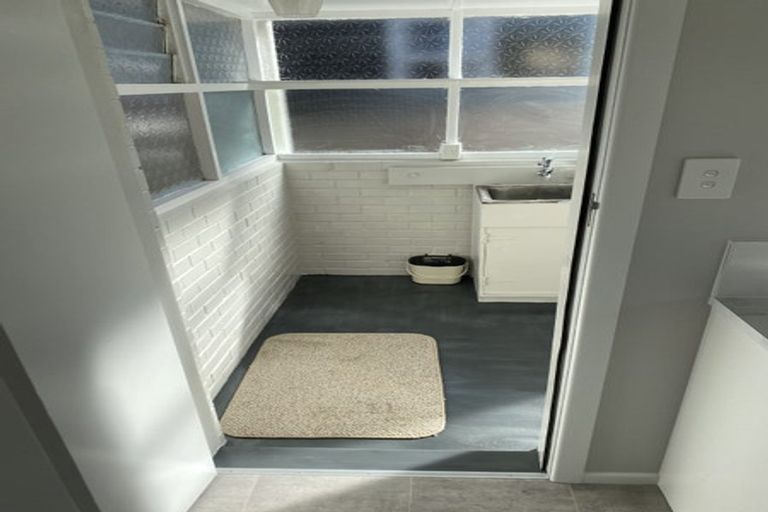 Photo of property in 2/23 Dallinghoe Crescent, Milford, Auckland, 0620