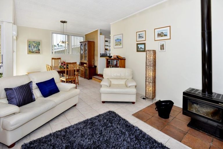 Photo of property in 12 Nor'east Drive, Northcross, Auckland, 0632