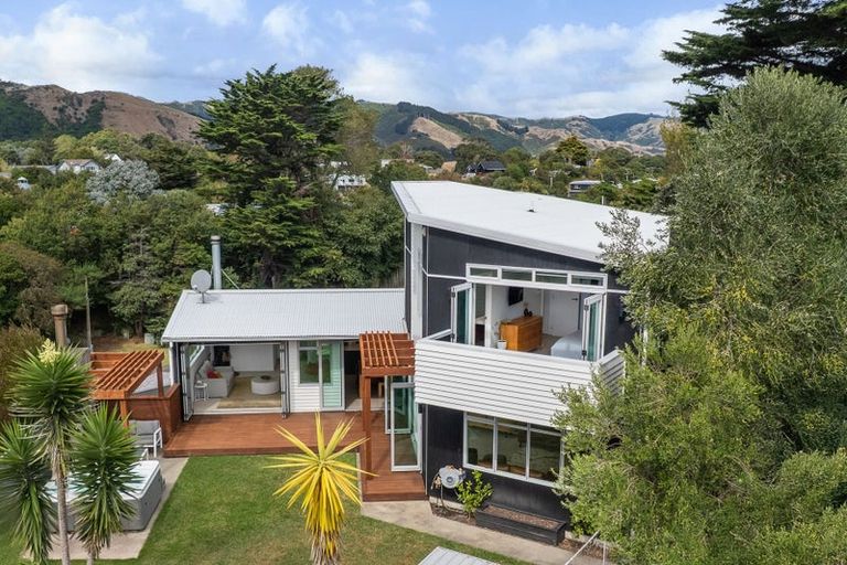 Photo of property in 8 Tiromoana Road, Raumati South, Paraparaumu, 5032