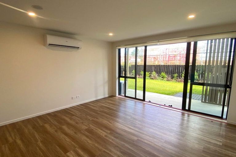 Photo of property in 4/5g Newelm Lane, Flat Bush, Auckland, 2019