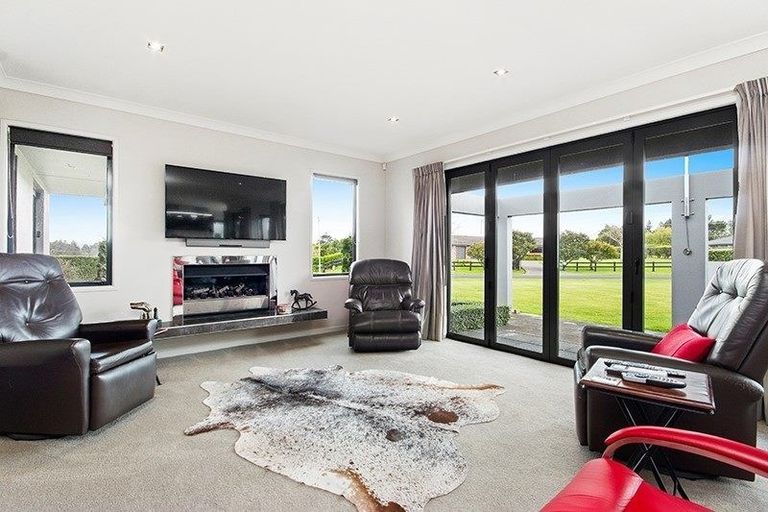 Photo of property in 5 Gleaming Place, Waiuku, 2123