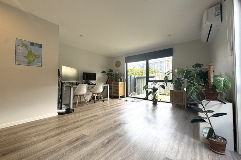 Photo of property in 7/37 Camelot Place, Glenfield, Auckland, 0629