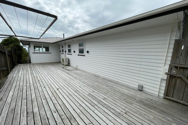 Photo of property in 28 Brooker Grove, Newlands, Wellington, 6037